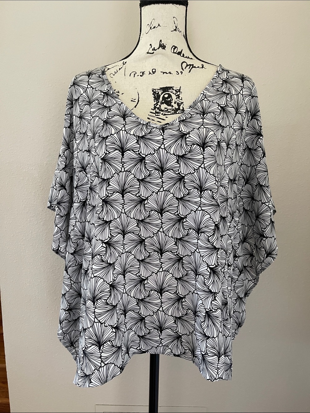 NWT Manuhealii Caftan Top Lei ʻIlima Black and White XS-S